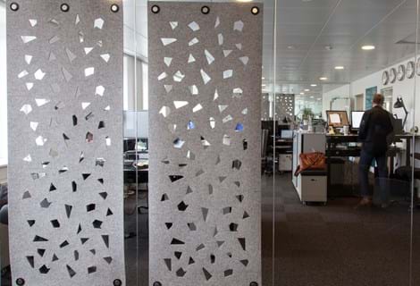 Rumafskærmning i grå filt hos Ticketmaster (3)